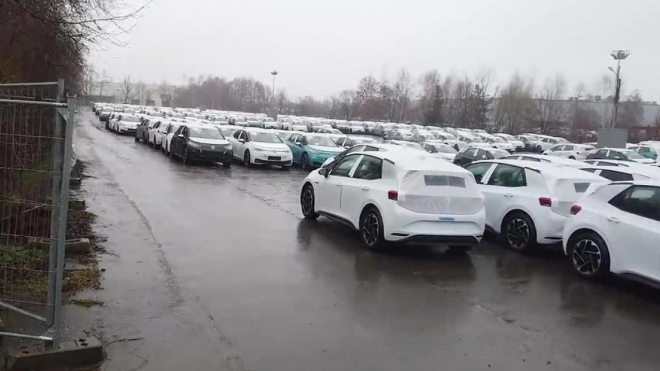 Youtuber ukázal, jak končí nová elektrická auta, která Volkswagen nemůže prodat