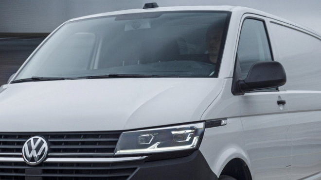 Pilota VW natočili, jak prohání prototyp nové generace dodávky po okruhu hlava nehlava