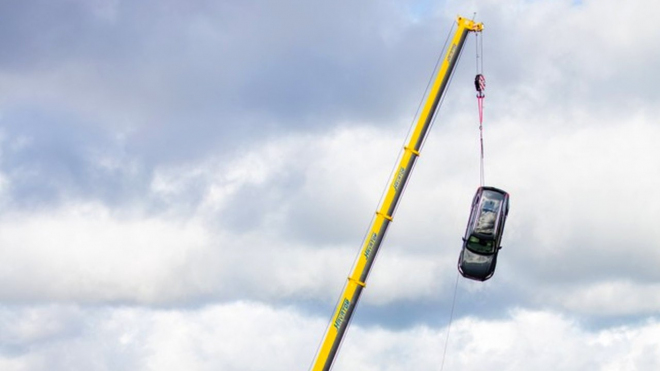 Volvo vzalo 10 svých aut a z jeřábu je pustilo na beton z 30 metrů nad zemí