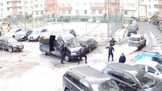 Ruská speciální jednotka chtěla zatknout řidiče, video jejího zásahu nyní baví svět