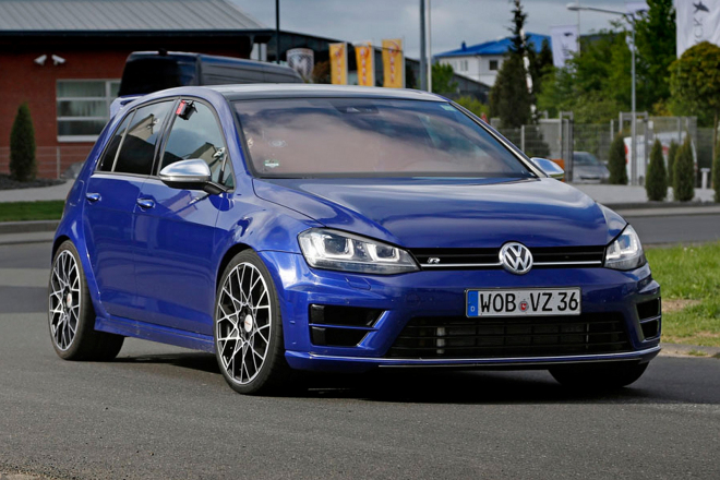 VW Golf R 400 má podle některých těsně před debutem. Podle jiných je u ledu