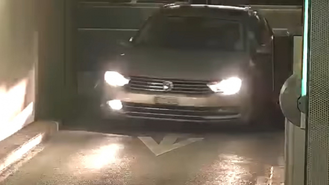 Řidič VW Passat dokázal při vjezdu do garáží zdemolovat auto během pár metrů