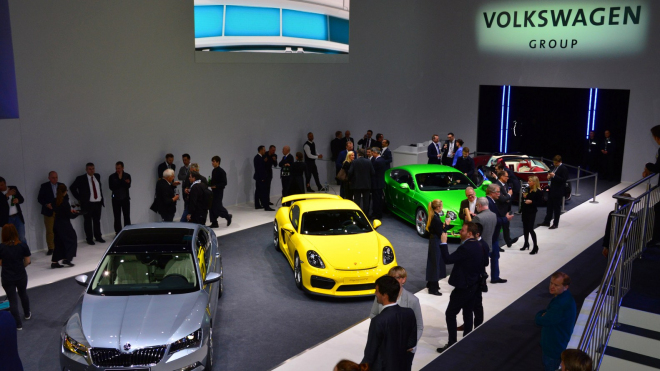 Automobilky představují stále méně nových aut, rok 2025 bude novým dnem. O úpadku celého oboru nic nesvědčí líp