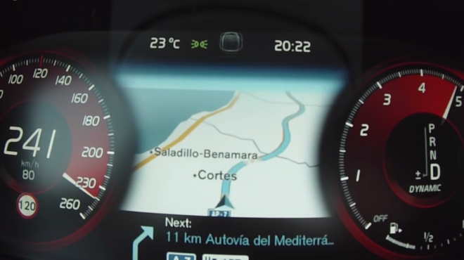 Volvo S90 T6 a D5 při akceleraci až na 242 km/h. Jede i zní příjemně, ale falešně (videa)