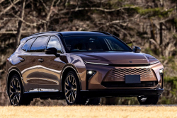 Toyota odhalila svérázný luxusní kombík. S líbivou cenou míří přímo proti nejprodávanějšímu kombi světa