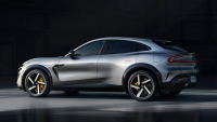 Čínské SUV, které vypadá i pojede jako Ferrari, ale stát bude jako Škoda, je venku. Podívejte se, jak jsou si obě auta podobná