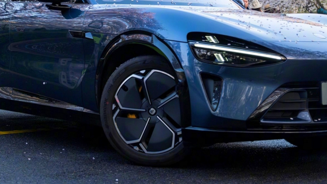 Čínskému SUV Ferrari za cenu Škody začaly při ostré jízdě hořet brzdy, výrobce říká, že je to úplně normální