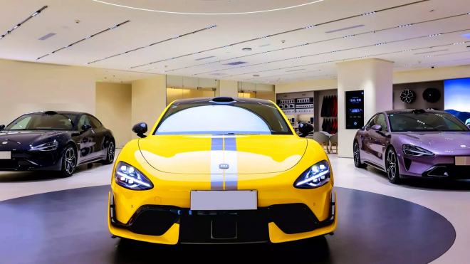 Čínské obdoby Porsche a Ferrari za cenu Škody míří do Evropy, už víme, kdy a kde se objeví nejdřív