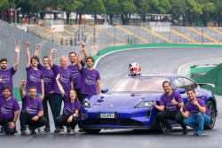 Porsche se chlubí časem vrcholného elektromobilu, který je o 5 s pomalejší než jeho 6 let stará spalovací obdoba. Tomu se říká pokrok