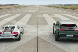 Porsche chtělo dostat zpackaný nový Cayenne do lepšího světla srovnáním s 918, dosáhlo ale jen maximální trapnosti