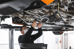 Mechanik si sám udělal servis, za který si Bugatti účtuje 560 tisíc Kč, jen za 33 tisícovek. A ukázal, na čem všem si automobilka mastí kapsu