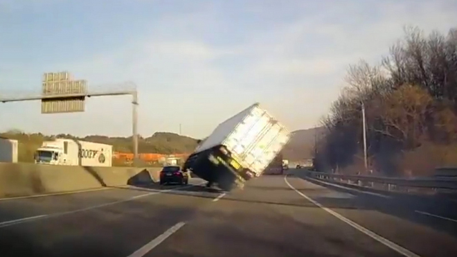 Náklaďák dostal smyk při brzdění z kopce. Jel po dvou, jak to mohlo skončit? (video)
