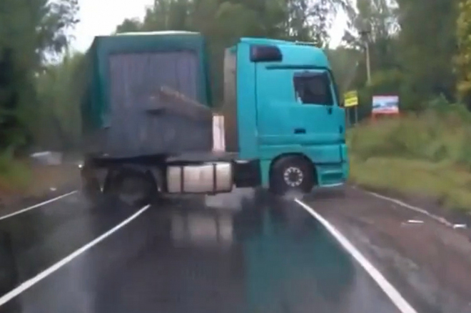 Z pekla štěstí 3: kamion dostal smyk v protisměru, auto nesmetl o centimetry (video)