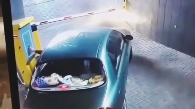 Závora dokonale vytrestala řidiče za to, že do ní kvůli vlastní neschopnosti najel