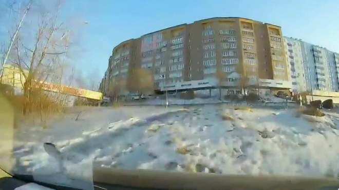Žena si v zatáčce spletla brzdu s plynem. A nestačila se divit, kde skončila (video)