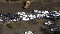 V USA bylo zničeno 100 nových BMW naráz, bagry je už jen dorazily (video)