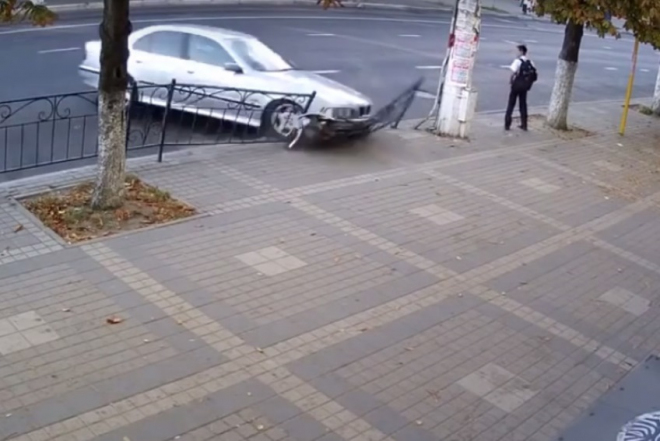 Nuda vám může zachránit život při automobilové nehodě, ukazuje video z Ruska