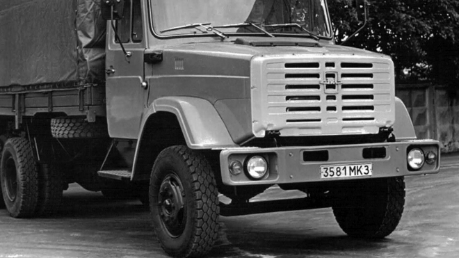 1 400 km od Moskvy našli 22 nejetých ruských náklaďáků z 90. let, nikam jet ani nemohly
