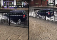 Historicky nejnaivnější pokus o projetí zaplavenou ulicí zničil motor během pár sekund (video)