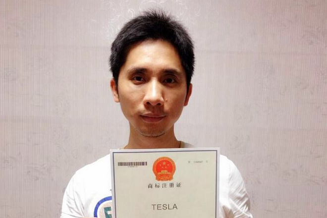 Tesla v Číně funguje bez práv na jméno, majitele odsuzuje za sobě vlastní chování