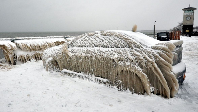 Neparkujte u vody, když mrzne a fouká vítr. Takto to může dopadnout (+ videa)
