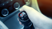 Co se stane, když za jízdy zařadíte zpátečku? V autě s manuálním řazením?
