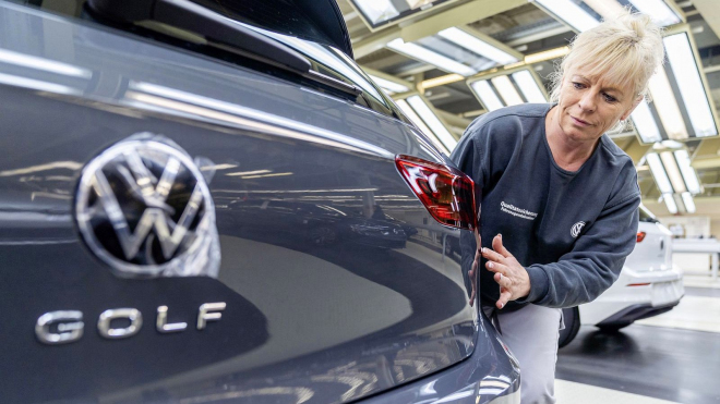 Kolik berou zaměstnanci Volkswagenu? Závidět možná budete i stážistovi