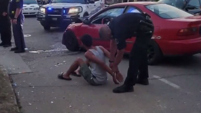 Policista nedal přednost na křižovatce, poškozeného zatkl a vinu hodil na něj