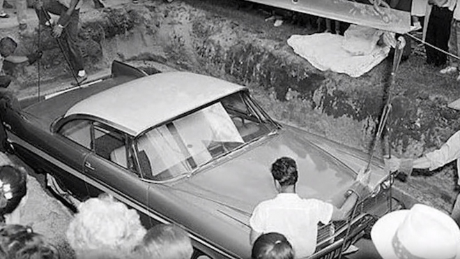 V USA v roce 1957 zakopali nové auto pod zem. Po 50 letech ho zase vytáhli ven