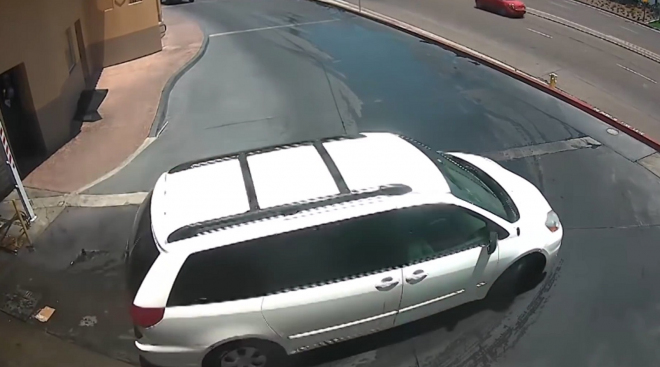 Řidič si spletl brzdu s plynem při výjezdu z myčky, z následků bolí srdce (video)