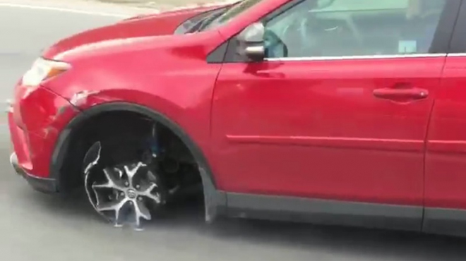 Lze jet autem i bez pneumatiky? Tato žena to zkusila (videa)