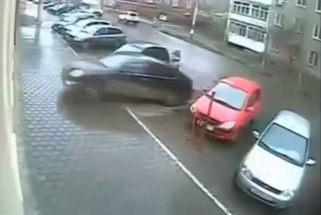 Žena dokáže rozbít auto i na pěti metrech prostoru, alespoň v Rusku (video)