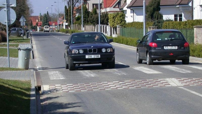 Zpomalovací prahy mají ještě jeden dopad, o kterém všichni ví a nikdo o něm nemluví