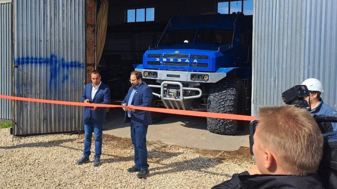 Rusové ukázali nový všudychod jako z dob SSSR. Stroj zvaný Hvězda nezastaví nic, ujede až 1 000 km v kuse klidně i bažinami